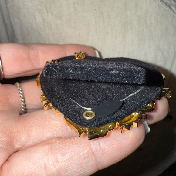 Avon - Goldtone - Frame - Heart Shaped - Floral Stud Earrings - Vintage - Picture 4 of 8